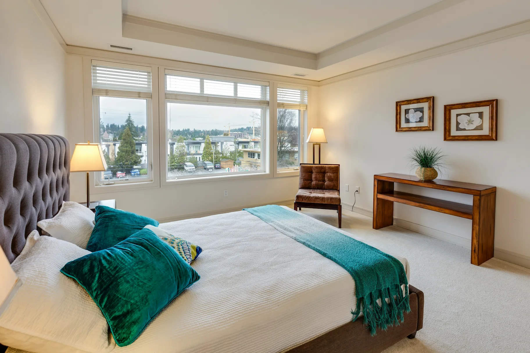Imagem de um quarto Airbnb bem organizado e limpo